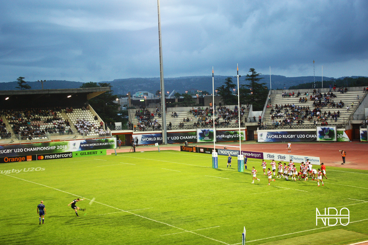 Kaleb Trask attempts the conversion after a try by Vilimoni Koroi / Joe Ruzvidzo