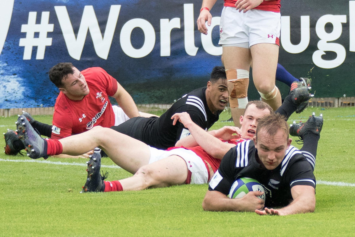 New Zealand captain Tom Christie dives to score a try as Bailyn Sullivan looks on. Photo: Bernard Rivière / World Rugby.