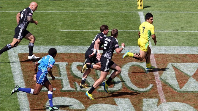 Referee Rasta Rasivhenge keeps up with play at the Hertz Sevens in Wellington / © World Rugby