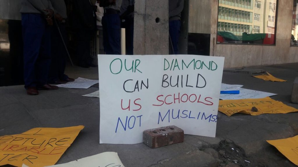 A placard left outside the Minister of Education's office after the demonstration / Unknown
